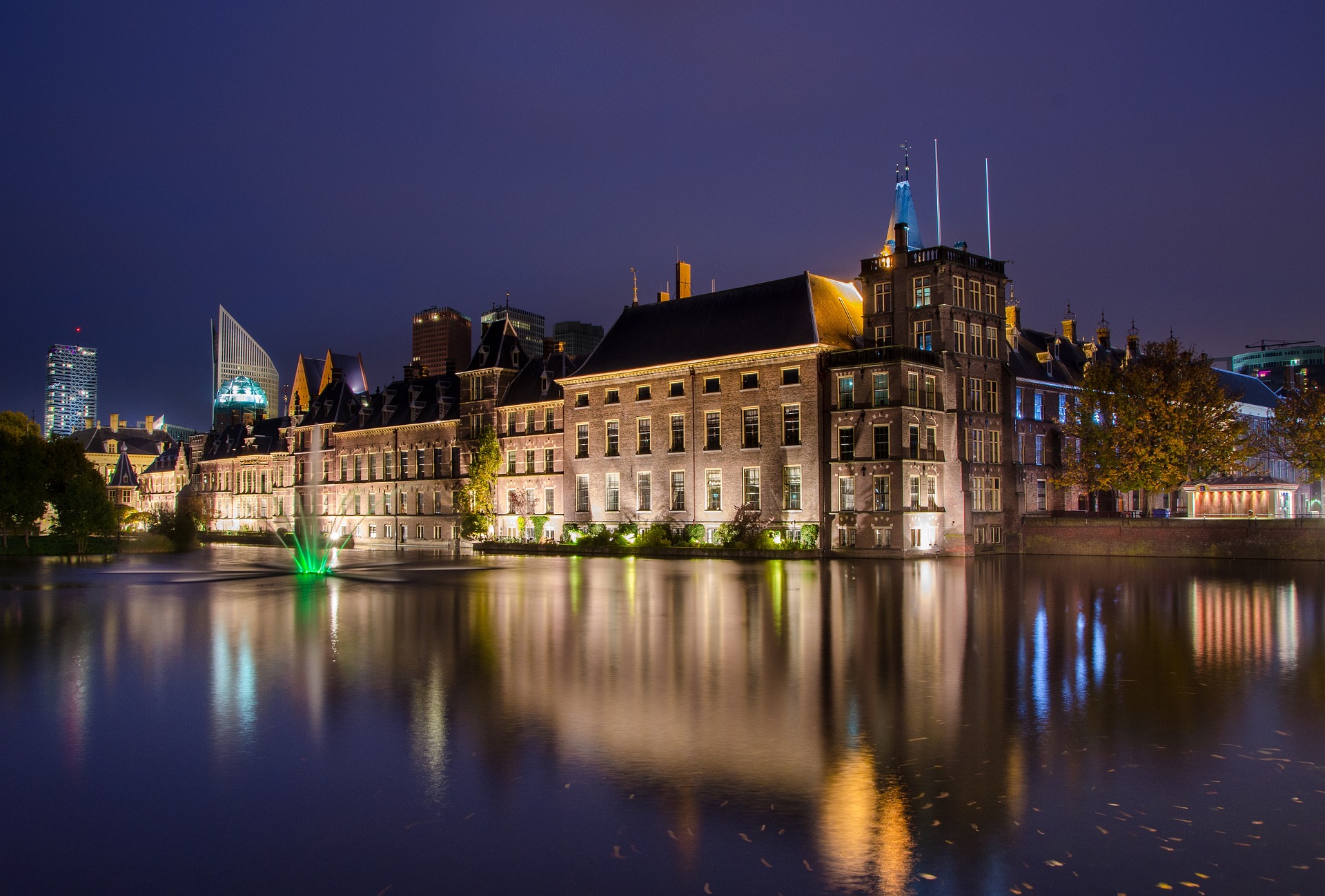 Image of Dutch Parliament at night